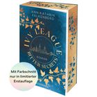 „Mit Farbschnitt nur in limitierter Erstauflage.“ Buchcover in Blau, verzierte goldene Efeuranken, Skyline-Silhouette.