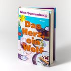 „Nina Sonnenberg, Das Herz, ein Wolf, Roman, btb“ auf einem farbigen Buchcover mit Weinglas und Kuchenillustration.