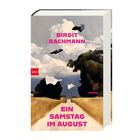 Der Text lautet: "Birgit Bachmann, Ein Samstag im August". Illustration: ein Weg zwischen Feldern unter wolkigem Himmel.