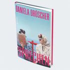 "Daniela Dröscher Sprechen" in roter Schrift. Zwei stilvolle Frauen, eine liest, die andere trägt Sonnenbrille und Kopftuch.