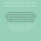 „Wir sind immer noch Außenseiterinnen“, sagte Núria. Zitierte Kritik lobt Colm Tóibíns Werk. Hintergrund in hellem Türkis.