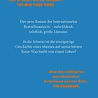 Ein blaues Plakat mit weißen und orangefarbenen Texten, darunter Zitate von "The New York Times" und "The Guardian".