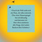 Zitat: „Durch die Welt zieht sich ein Fluss...“. Blauer Textblock auf gelbem Hintergrund mit fliegenden Vögeln.
