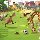 Ein bunter Spielplatz mit tierischen Fußballspielern: Känguru, Seelöwe, Elefant, Giraffe, Kaninchen und ein Junge. Viel Action und Spaß.