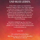 Text: "Wer ihn ruft, wird erhört – und muss leiden." Beschreibung eines College-Rituals, das ein Wesen erweckt. Rotes Hintergrunddesign.