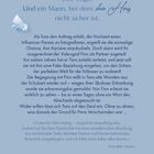 Auf hellblauem Hintergrund stehen die Worte: "Zwei Wochen. Eine Lüge. Und ein Mann, bei dem dein Herz nicht sicher ist." Darunter folgt ein Text über Tara, die eine Hochzeit fotografieren soll, und Finn, der dabei ihr Partner wird trotz vergangener Konflikte. Zwei weiße Blütenblätter ergänzen das Design.