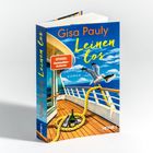 "Volle Fahrt voraus!" In einem blauen Himmel über einem Schiffsdeck fliegen Möwen. Eine Familienkomödie von Gisa Pauly.