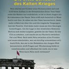 Text über Nela im Kalten Krieg, Vater-Identität, Ost/West-Front. Darunter Bild des Brandenburger Tors unter bewölktem Himmel.