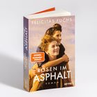 "Felicitas Fuchs, Spiegel Bestseller-Autorin, Rosen im Asphalt, Roman. Zwei Frauen umarmen sich vor pastellfarbenem Hintergrund."