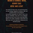 Text: "WENN ES DUNKEL WIRD, KOMMT DAS BÖSE ANS LICHT" auf dunklem, strukturiertem Hintergrund.