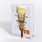 "Das Geheimnis eines fucking guten Lebens." Text auf weißem Buch. Autor: Andrea Weidlich. Goldener Streifen in der Mitte.