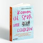 „Ist kein Problem, Herr Lehrerin. Wir können alles.“ Text über Lehrer einer multikulturellen Klasse, Herausforderungen im Alltag. Malzeichnung einer Glühbirne.