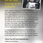 Eine wie keine – Hommage an eine Großmutter. Foto einer älteren Frau auf einem Motorrad mit Brille und Kopftuch.