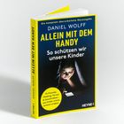 Text beschreibt die Gefahren digitaler Medien für Kinder und wie Eltern sie besser vorbereiten können. Autor: Daniel Wolff.