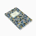 Ein Buch mit einem geometrisch gemusterten Umschlag zeigt auf der Vorderseite einen Text in einem hellen Rechteck.