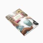 Buchtitel: "Christoph Hein: Was mir am Glück fehlt". Illustration mit Hüten, Schuhen, einem Grammophon und Büchern.