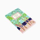 Buchtitel "Die Feder im Zement" von Michael Krüger. Abstrakte Cover-Illustration in grünen und blauen Tönen mit Bäumen.