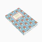 Buchtitel: "Die große Illusion". Blauer Einband mit Muster aus Rokoko-Porträts in Medaillons.