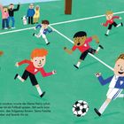 Text beschreibt Harry aus London, der Fußball liebt. Illustration von Kindern, die auf einem Spielfeld spielen. Zuschauer jubeln.