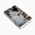 "Olivia Laing, Buch der Träume, Roman." Ein Buchcover zeigt Menschen in einer Schwarz-Weiß-Fotografie.