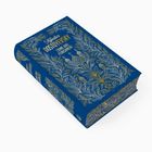 Auf einem blauen Buchcover steht in goldener Schrift: "Fyodor Dostoyevsky, Crime and Punishment". Es zeigt filigrane Blattmuster.