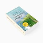 Titel: "Auf wilden Pfaden". Autorin: Katherine May. Cover zeigt eine grüne Landschaft mit einem Pfad und Meer.