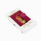 „DER DACKEL“, „Großes Herz und kurze Beine“, ein Dackel mit braunem Fell auf rotem Hintergrund, Text im Kreis.