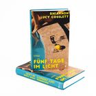 Cover: „FÜNF TAGE IM LICHT“ von Rhiannon Lucy Cosslett. Füße, Wasser, Zitronen, Sonnenbrille, sonnige Poolszene.