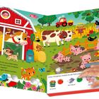 "Willkommen auf dem Bauernhof! Die rosa Ferkel toben fröhlich im Matsch." Illustration eines lebhaften Bauernhofs.