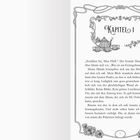 "Kapitel 1" in geschwungenem Rahmen, darunter Teekanne mit Tassen. Textbeginn: „Erzählen Sie, Miss Fluff.“ Seite 7.