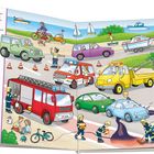 Text: "Jonas und Mama machen einen Ausflug mit dem Fahrrad. Oje, was ist da passiert? Zwei Autos sind zusammengekracht."

In der Illustration sind viele Fahrzeuge: Polizei, Feuerwehr, Rettungswagen, Abschleppwagen. Kinder sind zu sehen.