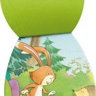 "Beim Osterhasen geht es rund, er färbt die Eier kunterbunt..." Ein Hase mit Korb sitzt neben zwei Igeln im Wald.