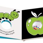 „Die kleine Raupe krabbelt los: Der Apfel ist so grün und groß!“ zeigt eine Raupe, einen Apfel und bunte Kugeln.