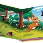 Text: "Geburtstag hat der Hase bald! Er hoppelt fröhlich durch den Wald." Illustration mit Hase und Waldtieren.