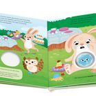 Ein Hase und ein Fuchs sitzen an einem Tisch mit Kuchen. Der Hase weint, da die Muffins heruntergefallen sind.