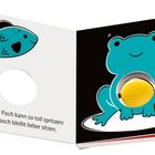 "Platsch, der Fisch kann so toll spritzen! Doch der Frosch bleibt lieber sitzen." Illustration von Fisch und Frosch.