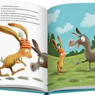 Ein Hase mit Mütze konfrontiert einen Esel auf einer Wiese. Beide wirken lebhaft und sind in einer fröhlichen Illustration.