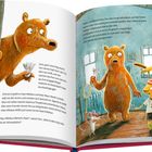 Text: „Ganz, ganz vorsichtig steckt Tom seinen Kopf durch die Tür...“ Illustration: Ein Bär schaut um die Ecke, mit Hase und Maus.