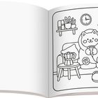 Eine Illustration zeigt eine Katze in einem Wohnzimmer. Sie sitzt auf einem Sofa mit einer Tasse. Pflanzen, Uhr und Lampe sind im Raum.