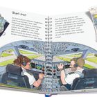 Text: „Start frei!“, „Beim Start müssen sich alle anschnallen...“. Szene: Cockpit, Piloten bereiten Flugzeugstart vor.