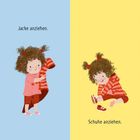 „Wir gehen nach draußen“, „Jacke anziehen“, „Schuhe anziehen“, „Gut gemacht!“, „Los geht's.“ Ein Kind zieht sich an.