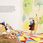 Text beschreibt Piri, die den roten Stift anspitzt. Illustration: Zwei Igel, bunte Blätter, Stift, Teppich, Wollknäuel.