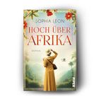 „Hoch über Afrika“ von Sophia Leon. Eine Frau in gelbem Kleid betrachtet eine tropische Landschaft.