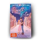 Buchtitel: "Beneath the Stars". Autorenname: Emily McIntire. Illustration: Paar umarmt sich in einer nächtlichen Straßenszene.