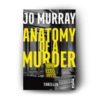 „Jo Murray, Anatomy of a Murder, Thriller“ in großen Buchstaben über einem Gerichtssaal mit gelbem Stuhl.