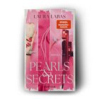 "Spiegel Bestseller-Autorin", "Laura Labas", "Pearls & Secrets", "Roman", "everlove". Rosa Hintergrund mit Hand und Perlen.