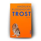 Text: "ANGELIKA KLÜSSENDORF TROST Roman PIPER". Orange Hintergrund, eine Eule unten links.