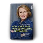 Buchtitel: „ICH HABE EINE WASSERMELONE GETRAGEN“. Autorin: Susan Link. Verlag: PIPER. Frau in Jeanshemd lächelnd.
