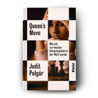 Ein Buchcover mit Schachbrettmuster. Titel: "Queen's Move". Autorin: Judit Polgár. Untertitel: "Wie ich zur besten Schachspielerin der Welt wurde". Verlag: PIPER. Im Hintergrund ein nachdenkliches Mädchen.