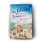 Buchtitel: "Das Glück ist eine Sommerbrise". Ein Strandmotiv mit Strandkorb, Möwe und Meereshintergrund.